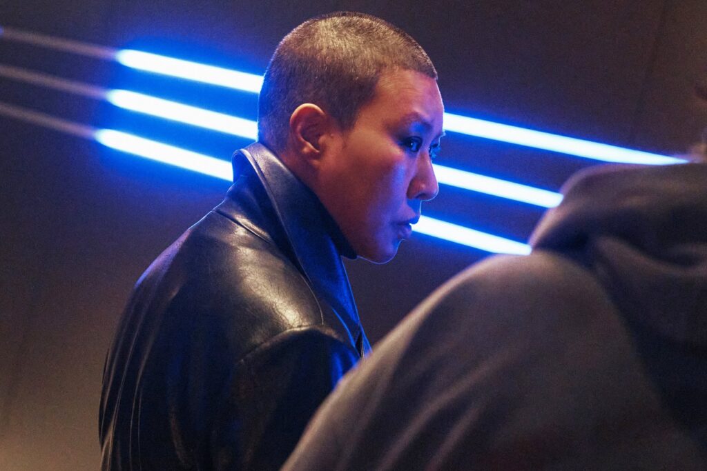 002%E6%9C%AB%E8%B7%AF%E9%9B%99%E5%AC%8C%E5%8A%87%E7%85%A7 %E9%84%AD%E8%8B%B1%E7%8F%A0%E7%89%B9%E5%88%A5%E5%9C%A8%E7%89%87%E4%B8%AD%E5%89%83%E9%AB%AE%E6%BC%94%E5%87%BA%E5%A4%A7%E5%8F%8D%E6%B4%BE%E8%A7%92%E8%89%B2%E7%9A%84%E5%B7%A6%E5%8F%B3%E6%89%8B 1024x683 1