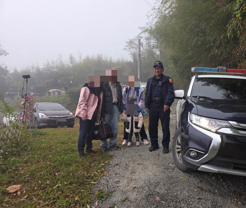 警方寒雨中伸援手 助高山露營一家平安返家