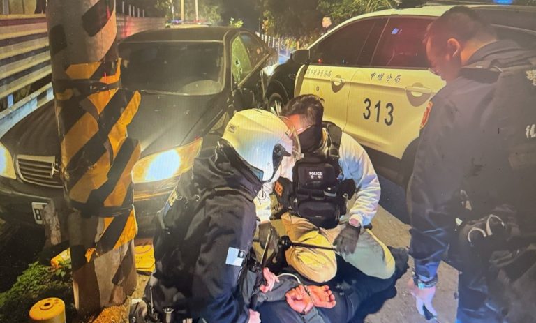 桃園中壢警追緝失竊車輛　嫌犯拒檢衝撞警員遭圍捕制伏