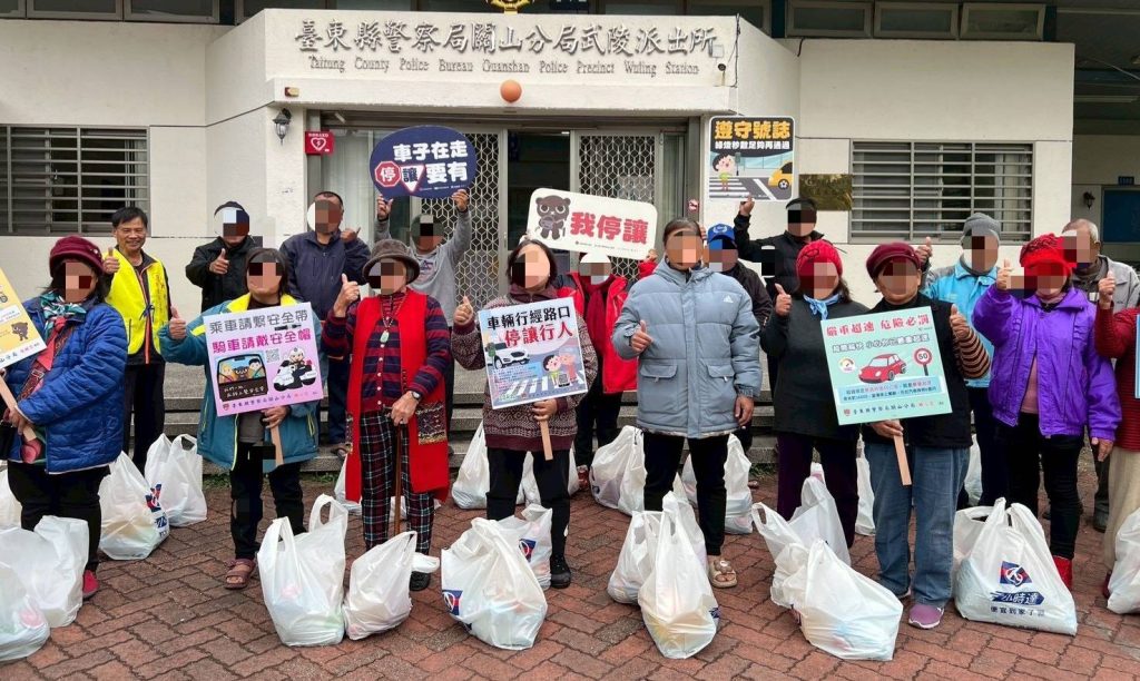 台東關山警落實社區警政寒冬送暖 攜手慈善會傳遞無敵暖流