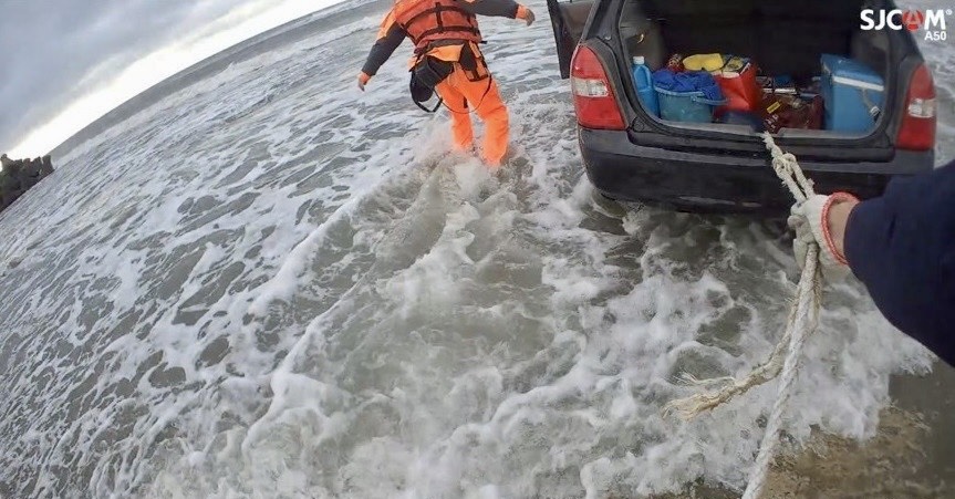 白沙屯漁港漲潮險釀損失 警海巡合力拖離受困車輛