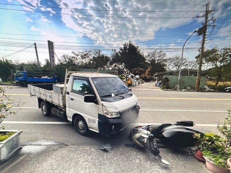 苗栗後龍死亡車禍 小貨車倒車與機車相撞釀憾事