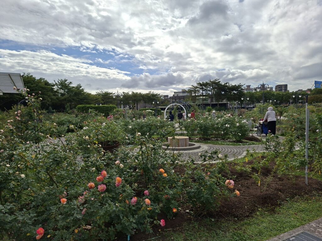 %E7%82%BA%E8%BF%8E%E6%8E%A5%E8%8A%B1%E6%9C%9F%E5%85%AC%E5%9C%92%E8%99%95%E8%8B%97%E5%9C%83%E5%93%A1%E5%B7%A5%E8%88%87%E5%BF%97%E5%B7%A5%E5%9C%98%E9%9A%8A%E6%8F%90%E5%89%8D%E5%B1%95%E9%96%8B%E4%BF%AE%E5%89%AA%E5%B7%A5%E4%BD%9C 1024x768 1