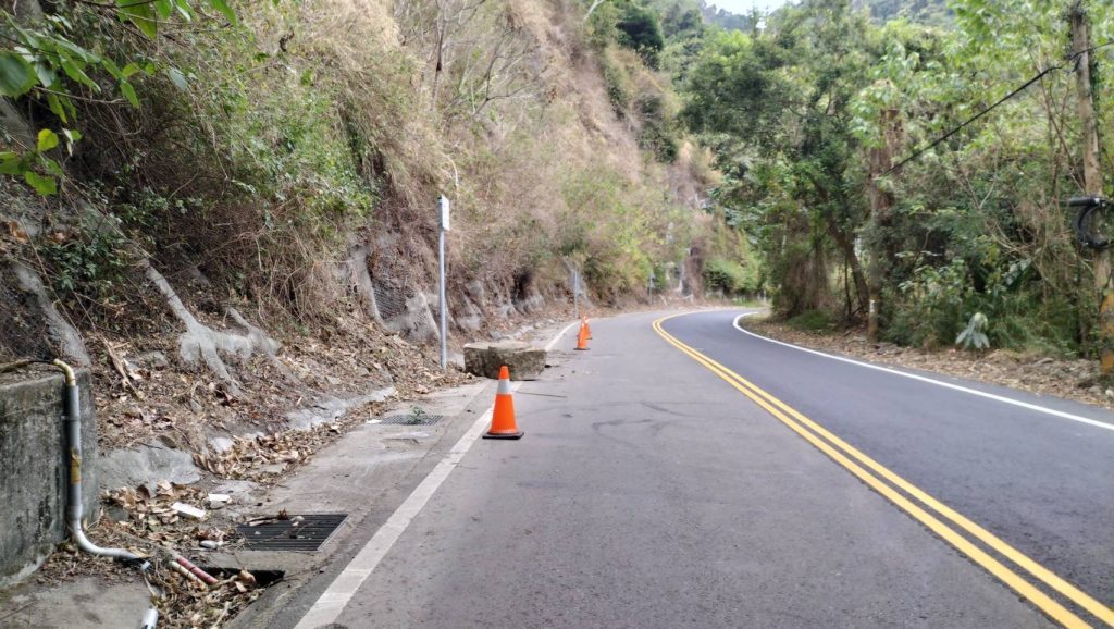 台6線竹木明隧道口落石影響通行 大湖警即時管制守護用路安全
