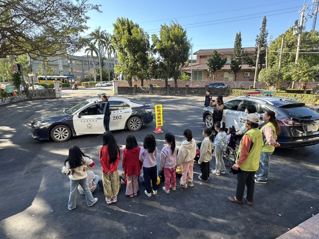 花蓮新城國小師生參訪新城派出所 警察體驗寓教於樂