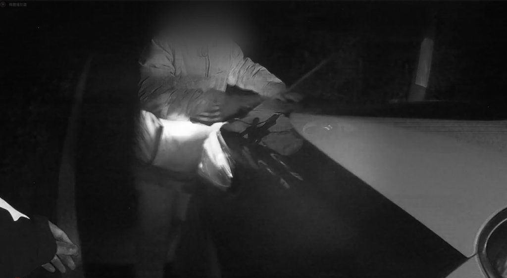 機車傾倒困偏僻路段 警方協助民眾脫困