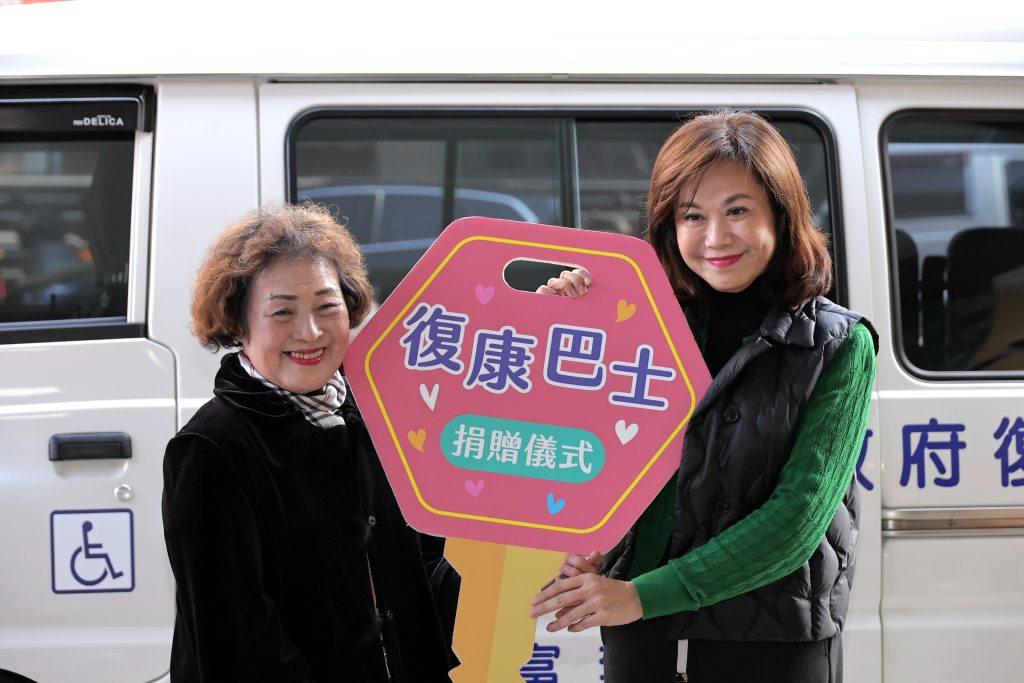 承載思念化為大愛 基隆虹橋里長李碧霞捐贈復康巴士