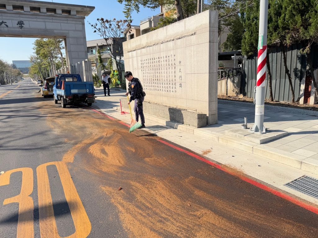 車輛載運油料沿路撒落危害交通 中壢警即時封控清除