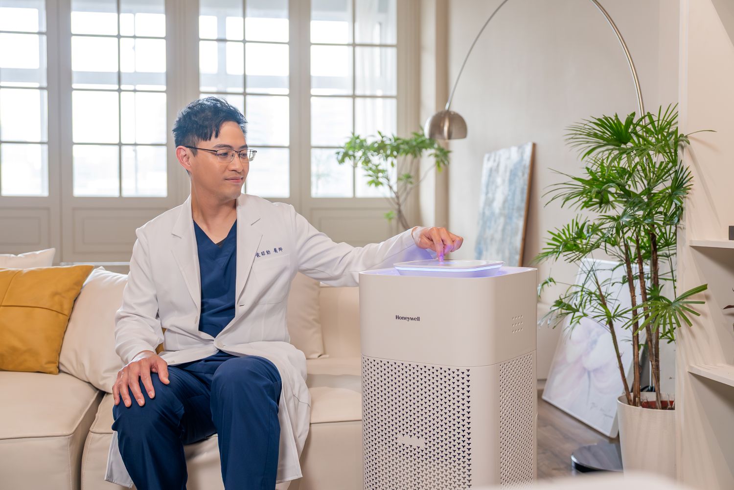 耳鼻喉頭頸專科醫師黃昭勳推薦Honeywell 太空機,完整結合H13級HEPA 濾網、專利分解甲醛與 UVC 滅菌,成為診所實際採用的專業空氣清淨選擇。(圖/業者提供)
