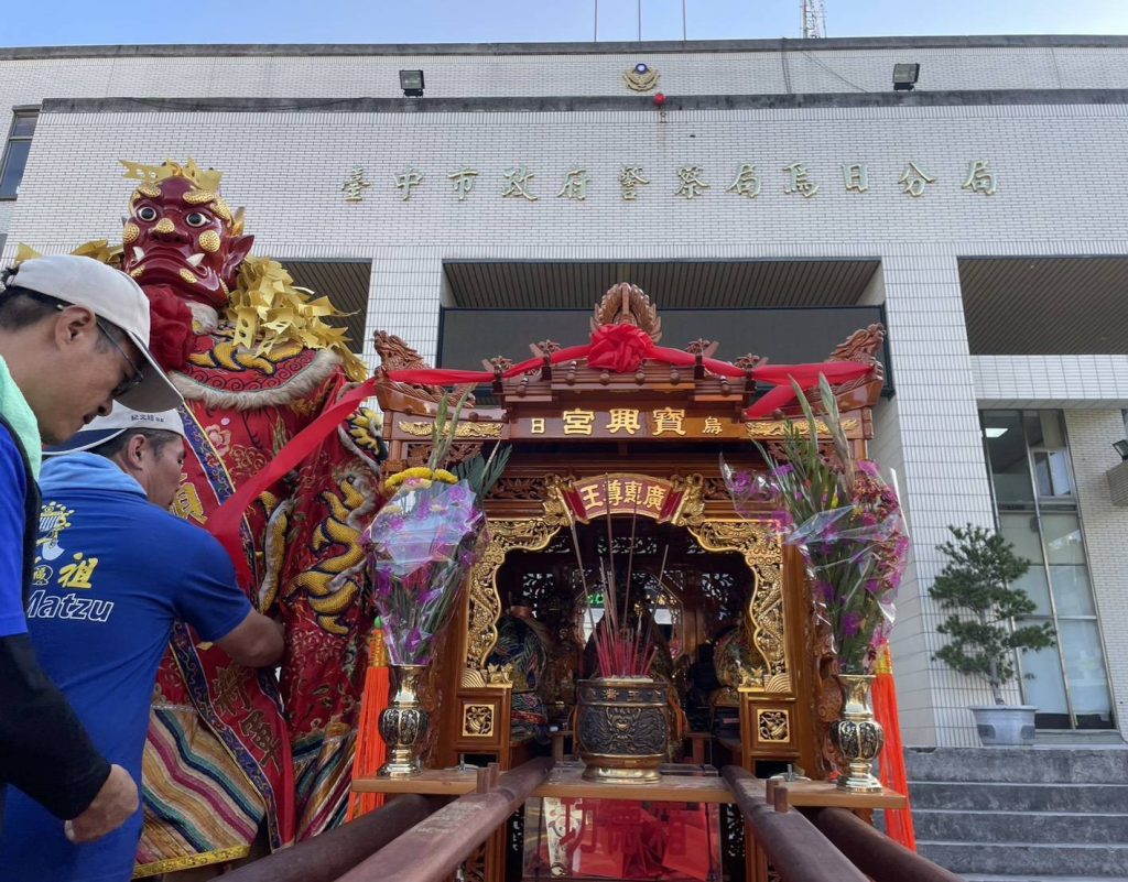 ​廣惠尊王出巡護地方！烏日警攜手寶興宮 宗教盛事變身「交通識詐教室」