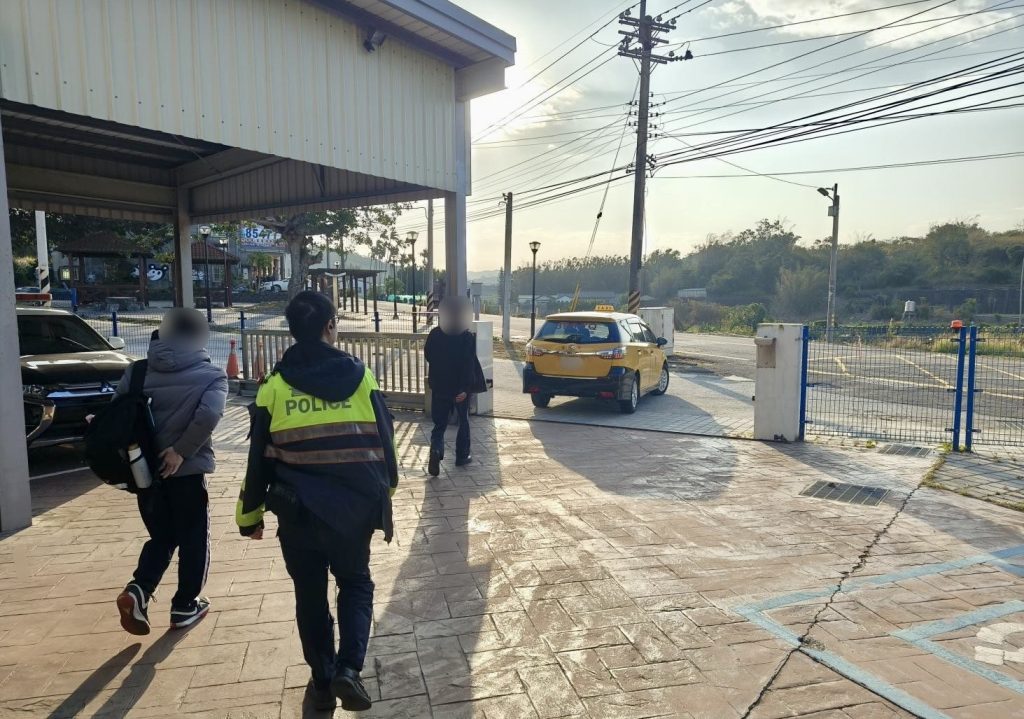 通霄警協助搭錯公車學生安全返校