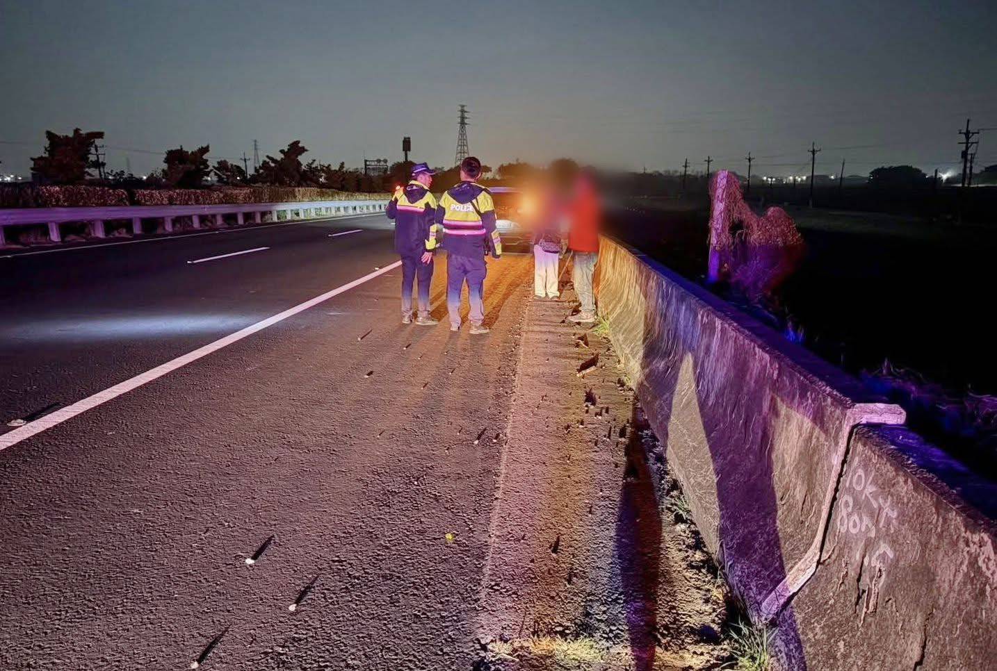 快速道路車爆胎 駕駛求援臺西警積極協助