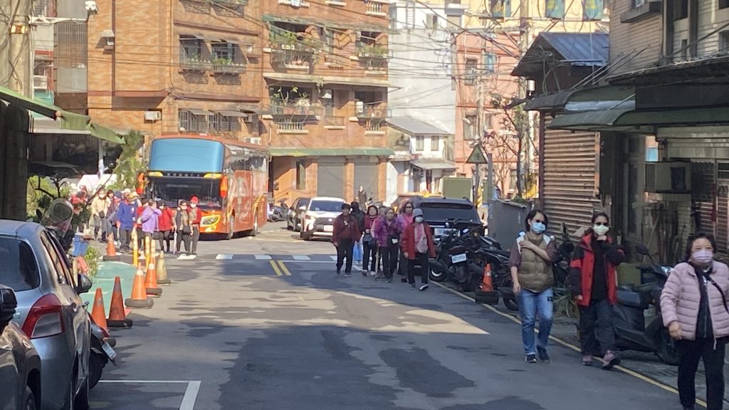 獅球嶺步道人潮破3萬　基隆市府研議分流機制兼顧居民生活