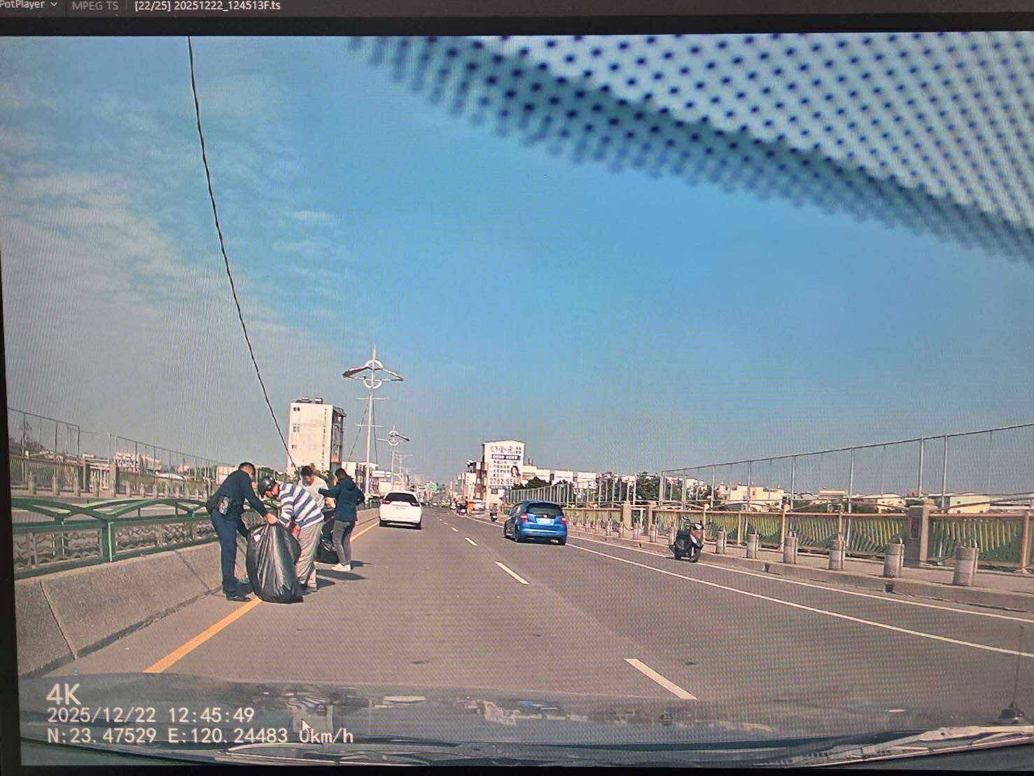 車陣中逆行守護安全　朴警即時排除道路障礙