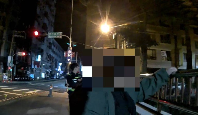 凌晨街頭徘迴情緒低落　台中警陪伴助女子平安返家