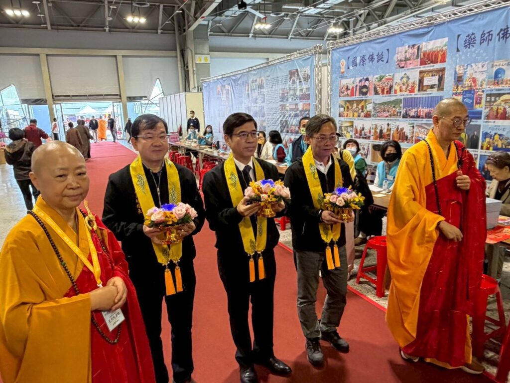 %E5%89%AF%E7%A7%98%E6%9B%B8%E9%95%B7%E7%8E%87%E9%A0%98%E5%B8%82%E5%BA%9C%E5%9C%98%E9%9A%8A%E6%84%9F%E5%8F%97%E8%97%A5%E5%B8%AB%E4%BD%9B%E6%96%87%E5%8C%96%E7%AF%80%E7%9A%84%E6%BA%AB%E6%9A%96%E6%B0%9B%E5%9C%8D 1024x768 1