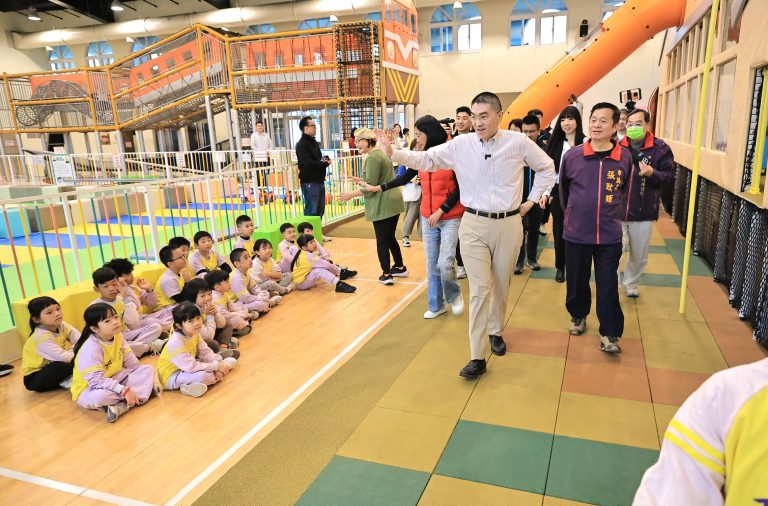 基隆七堵室內兒童樂園「大童區」開幕　謝國樑與學童體驗全新遊戲場