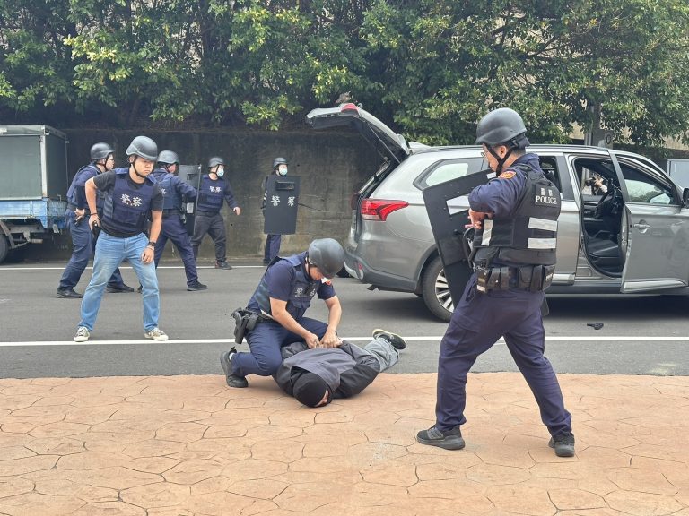 防範年節搶案　苗栗警分局攜手頭屋農會實兵演練金融防搶