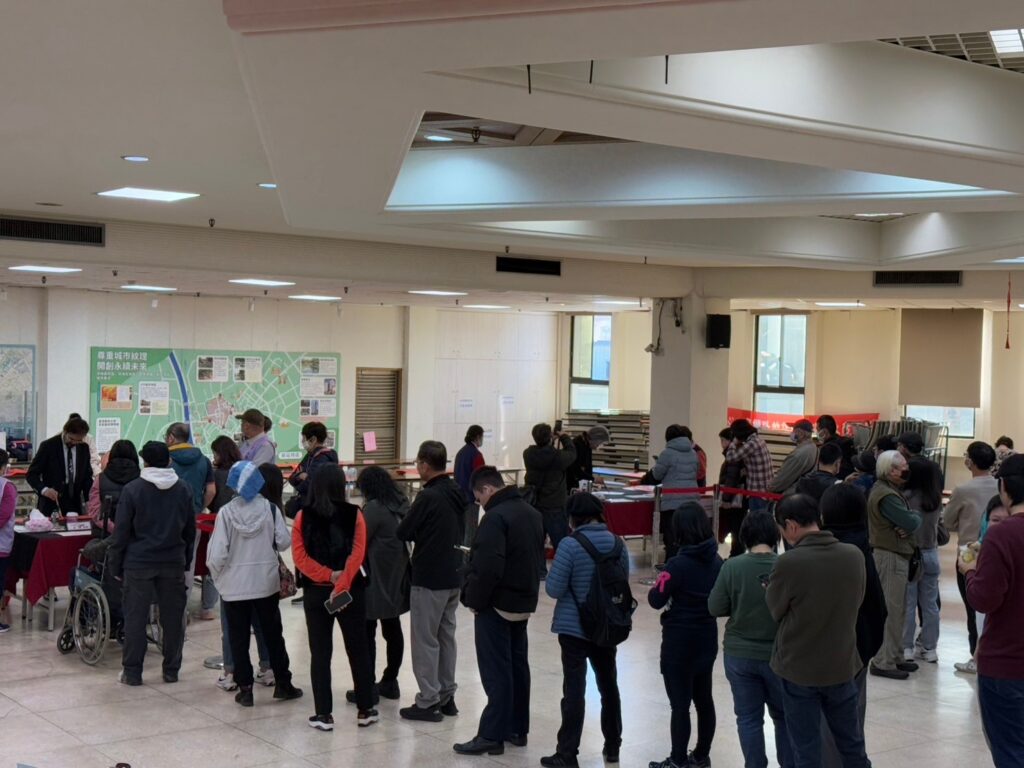 %E6%B0%91%E7%9C%BE%E6%8E%92%E9%9A%8A%E7%B4%A2%E5%8F%96%E6%9B%B8%E6%B3%95%E8%80%81%E5%B8%AB%E6%8F%AE%E6%AF%AB%E6%98%A5%E8%81%AF114%E5%B9%B4%E8%B3%87%E6%96%99%E7%85%A7%E7%89%87 1024x768 1