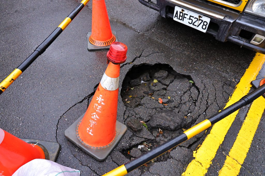 防再爆管!基隆市府會勘八堵路試挖工程 要求台水落實風險控管