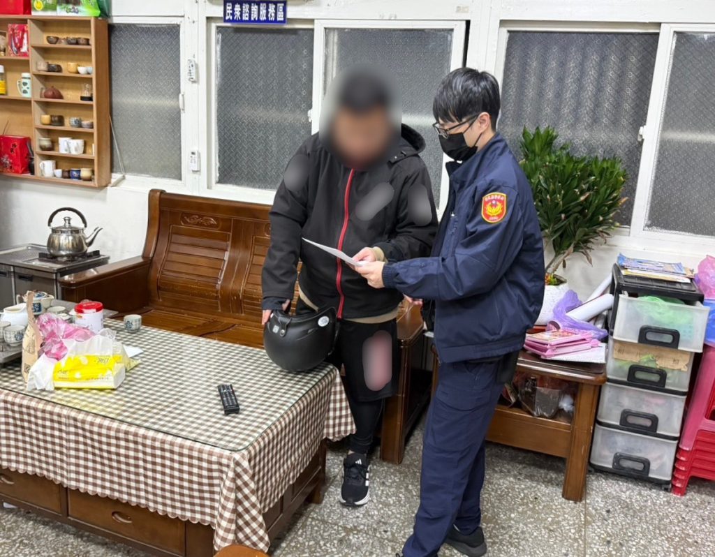 手機沒電夜間迷路 通霄警即時伸援助騎士返家