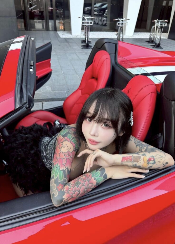 從日本到西方市場 蘇櫻花神秘揭東西方拍攝現場 對手最大差異 5 %E4%B8%8B%E5%8D%88458 2026 1 22%E7%9A%84%E5%BD%B1%E5%83%8F 1 736x1024 1