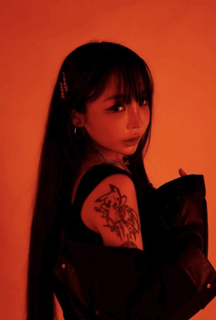 從日本到西方市場 蘇櫻花神秘揭東西方拍攝現場 對手最大差異 6 %E4%B8%8B%E5%8D%88458 2026 1 22%E7%9A%84%E5%BD%B1%E5%83%8F 2 692x1024 1