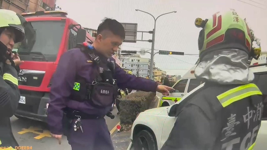 男子駕車途中昏厥自撞 清水警破窗救援成功搶回一命