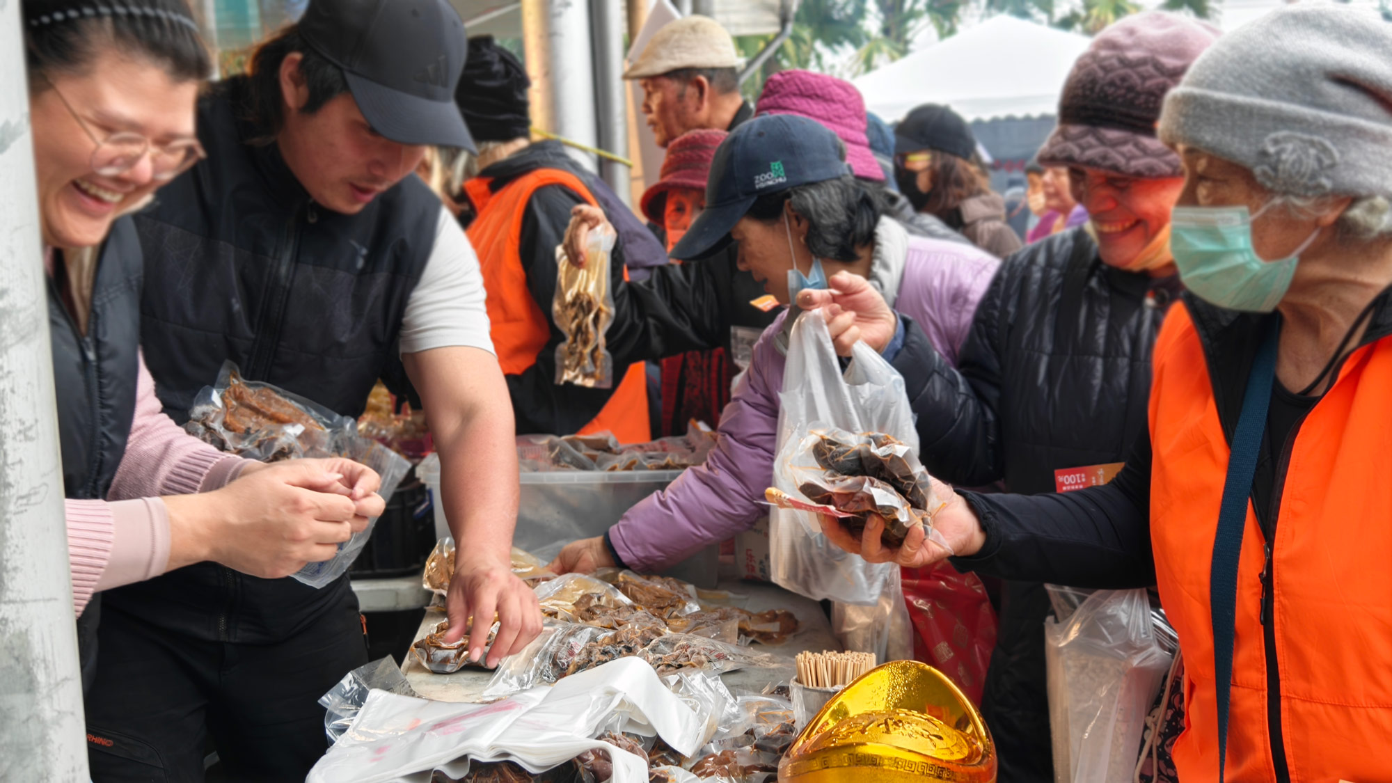 門諾基金會為愛奔馳-幸福加馬光復年貨大街現場年貨多元豐富光復居民開心選購 - 報新聞 Mega News