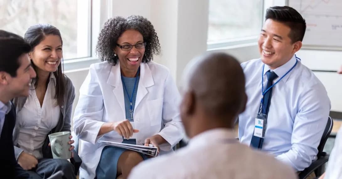 印尼中國共建數位健康實驗室推動醫療AI 印尼與中國宣布合作成立數位健康聯合實驗室,合作重點涵蓋醫療人工智慧、數位醫療工具研發與標準化推動,印尼官方強調將在既有監管與安全框架下導入相關技術。圖為醫療人員與個案進行討論的示意畫面。**圖片來源:**翻攝自 Healthcare IT News 報導頁面