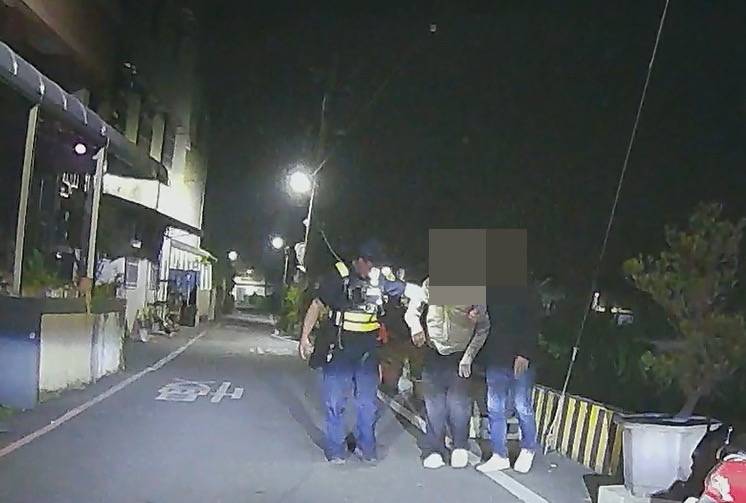 失智翁深夜獨自坐路旁–柳林警熱心助返家