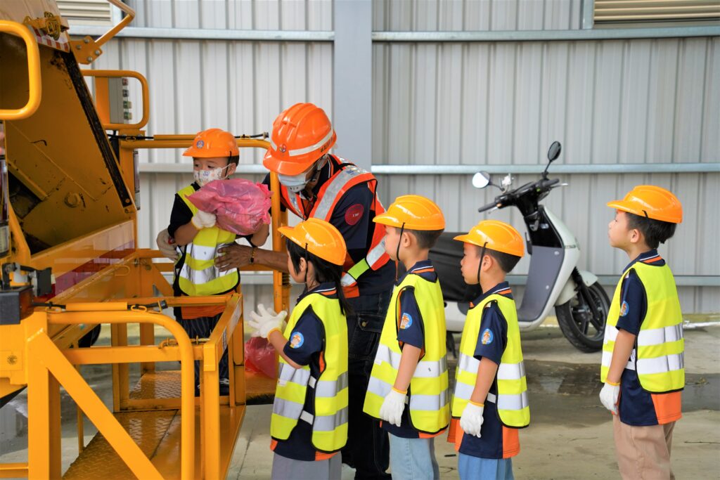 %E5%B0%8F%E5%B0%8F%E6%B8%85%E6%BD%94%E9%9A%8A%E5%93%A1%E5%B0%87%E5%9E%83%E5%9C%BE%E4%B8%9F%E5%85%A5%E5%9E%83%E5%9C%BE%E8%BB%8A%E9%AB%94%E9%A9%97%E5%9E%83%E5%9C%BE%E6%B8%85%E9%81%8B%E7%9A%84%E9%81%8E%E7%A8%8B 1024x683 1