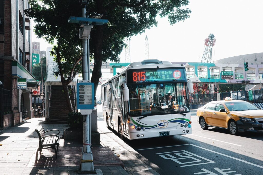 打造八里淨零碳示範區 電動公車加速布局邁向低碳運輸新里程碑 4 %E9%9B%BB%E5%8B%95%E5%A4%A7%E5%AE%A2%E8%BB%8A 1024x683 1