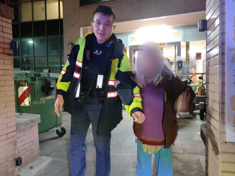 寒夜迷途老婦徘徊街頭　中市警靈機一動靠「冠夫姓」助團圓