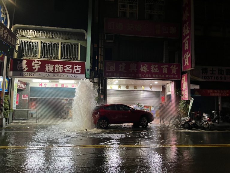 苗栗頭份中正路發生自撞事故　警方呼籲夜間行車務必專注