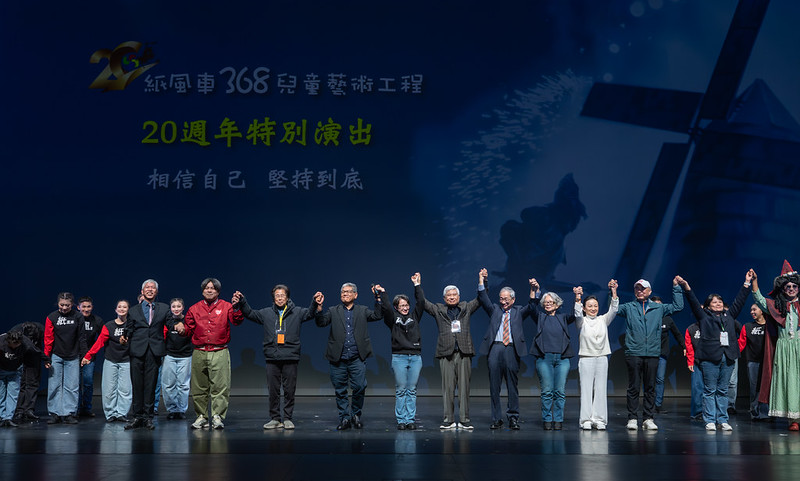 %E5%89%AF%E7%B8%BD%E7%B5%B1%E5%92%8C%E7%B4%99%E9%A2%A8%E8%BB%8A%E5%9C%98%E9%9A%8A%E5%8F%8A%E8%88%87%E6%9C%83%E8%B2%B4%E8%B3%93%E5%90%88%E5%BD%B1 1