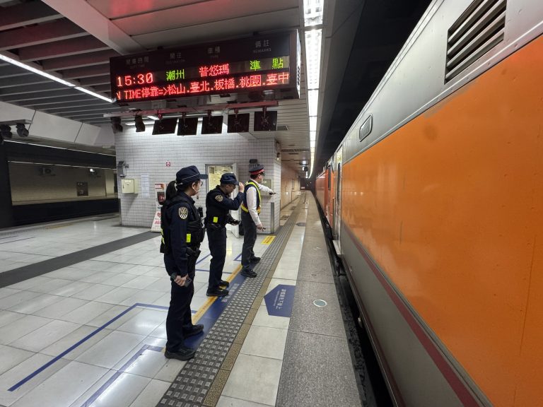 台鐵自強號南港站冒煙　鐵警緊急疏散旅客無人傷亡