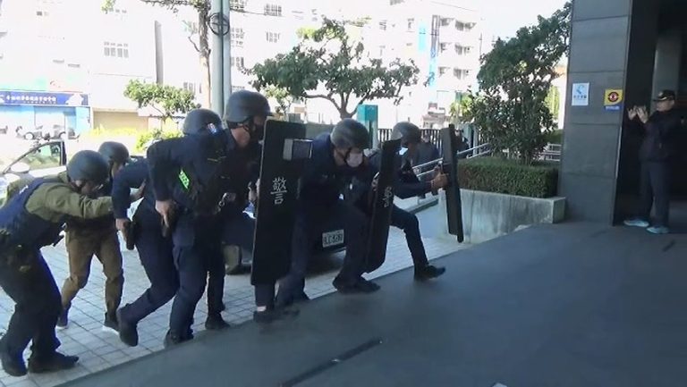 年關近加強防搶演練　台中警銀實兵演出長輩誤以為真搶案