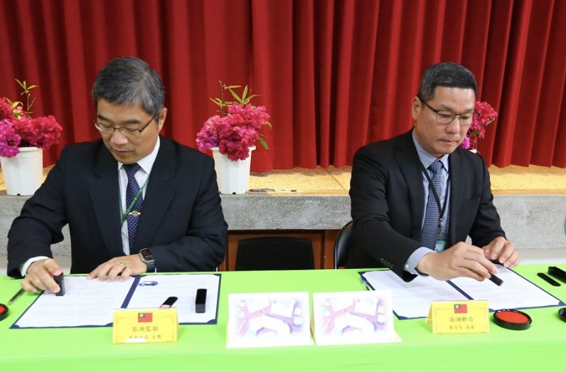 澎湖監獄典獄長曾至勳(左)與澎湖郵局局長蔡南德(右)進行合作備忘錄簽署儀式。(圖/澎湖郵局提供)