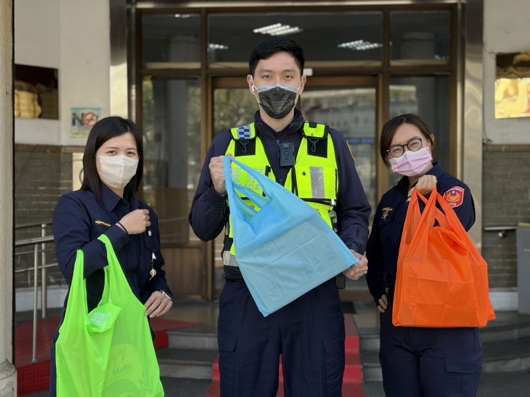 清晨夜間防事故　台中警發送螢光袋「宣導代替舉發」守護行人安全