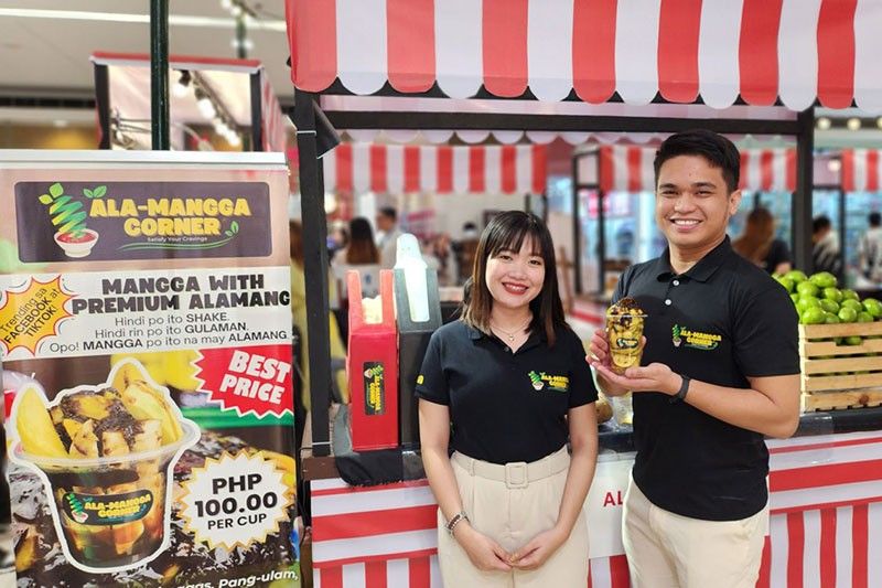 SM Supermalls 透過「SM for MSMEs」計畫在商場設置市集攤位，讓在地微型與中小企業以短期快閃形式接觸人流、測試市場；圖為參與品牌在攤位展示芒果甜品飲品，呼應SM擴大2026年MSME活動布局。（圖片翻攝自《菲律賓星報》）