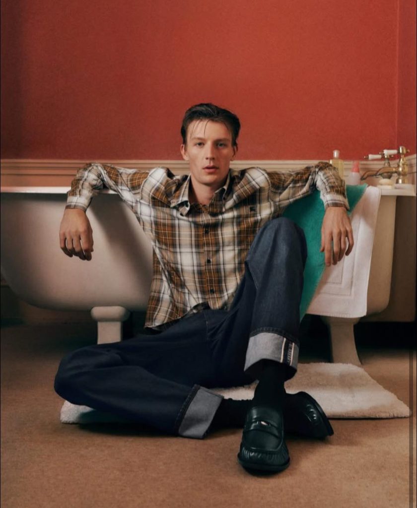 格紋佈局的春天：Burberry再現英倫日常美學