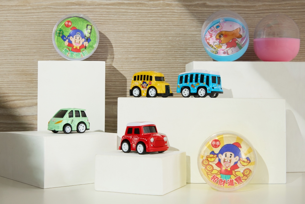 乖乖過年也開運!新春限定包裝登場 超萌春聯、證件套、迴力車讓好運「動」起來 6 03%E4%B9%96%E4%B9%96%E9%81%8E%E5%B9%B4%E4%B9%9F%E9%96%8B%E9%81%8B%E6%96%B0%E6%98%A5%E9%99%90%E5%AE%9A%E5%8C%85%E8%A3%9D%E7%99%BB%E5%A0%B4