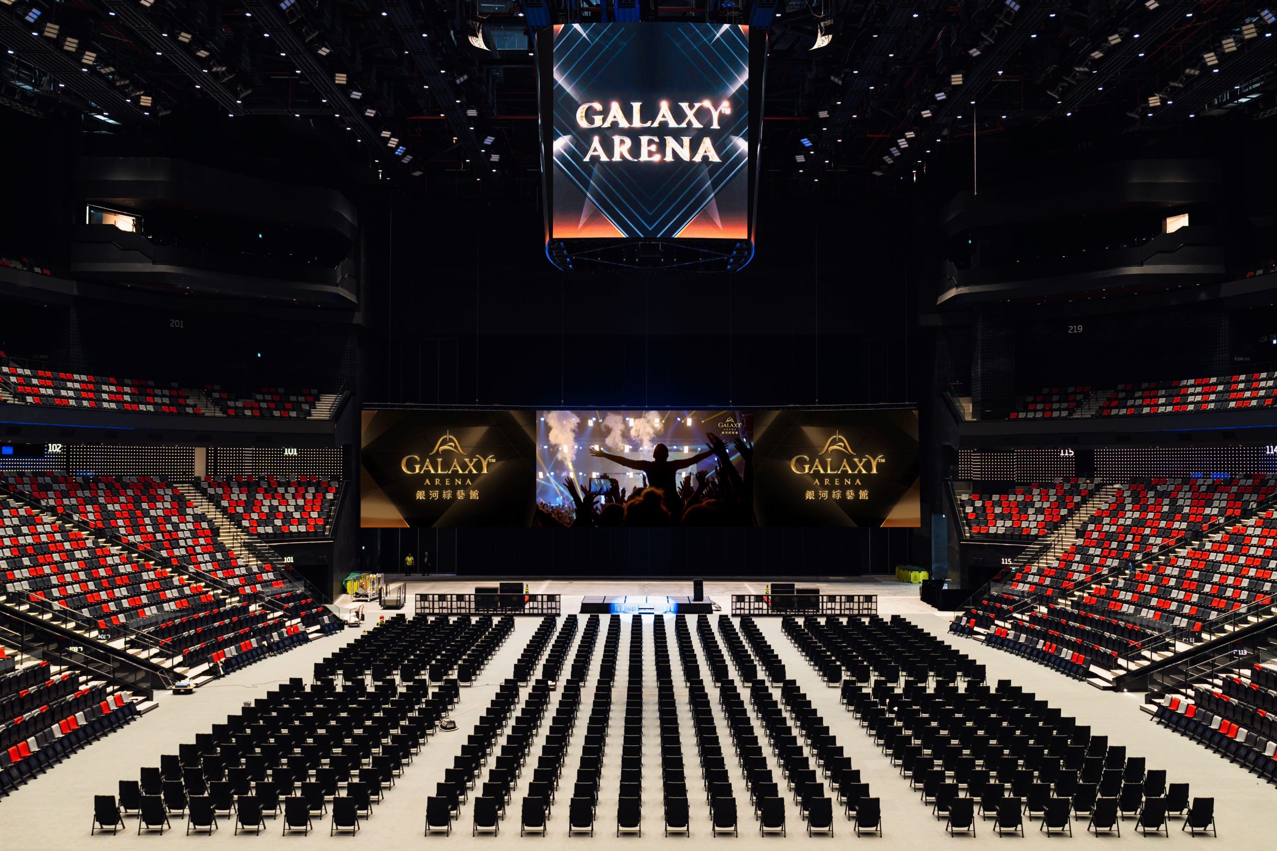 在「澳門銀河」多個頂級表演場所，欣賞來自世界各地明星的精彩表演，在歡快的氣氛中迎來好運。