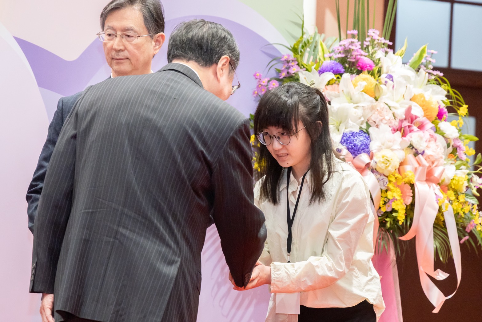 圖2本系研究生代表林芷亦接受行政院院長致贈感謝狀_0 - 報新聞 Mega News