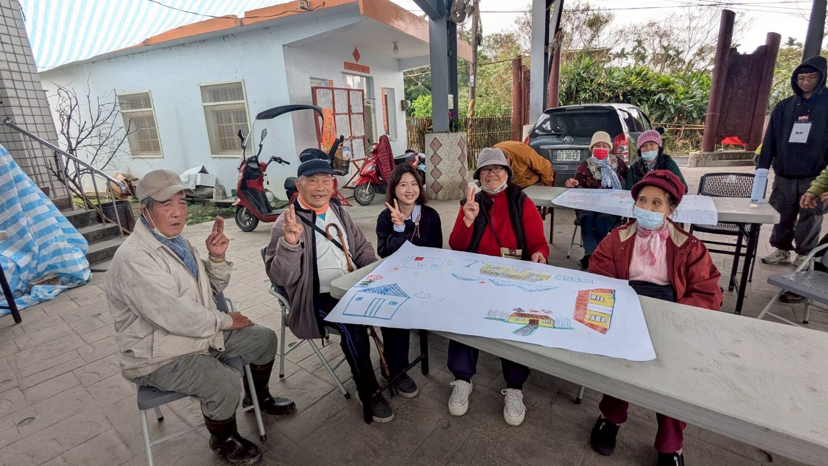 圖6應心系研究生劉栩杰於阿陶莫文建站與長輩合作完成災後重建心理療癒活動_0 - 報新聞 Mega News