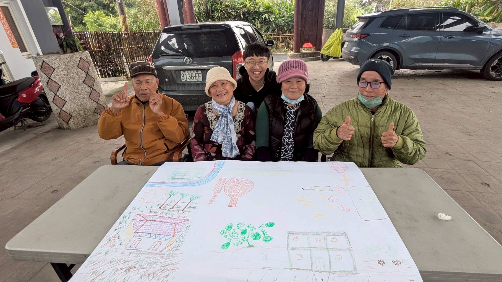 圖7應心系研究生范進軒與受災長輩於阿陶莫文建站合作完成災後重建心理療癒活動_0 - 報新聞 Mega News