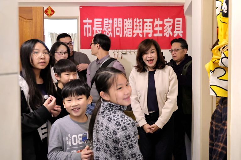 春節送暖不停歇 邱佩琳率市府關懷弱勢家庭致贈再生家具