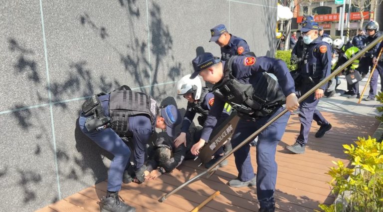 防範隨機攻擊　新竹縣警消聯手百貨商圈實兵演練