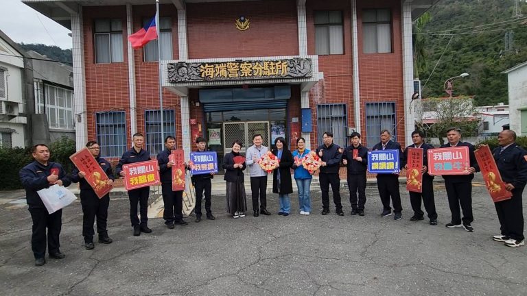 115年春節維安 台東縣長饒慶鈴慰勉關山警分局及協勤民力　